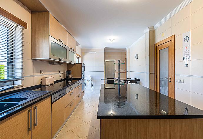 Equipped kitchen . - Villa Hunes . (Fotogalerie) }}