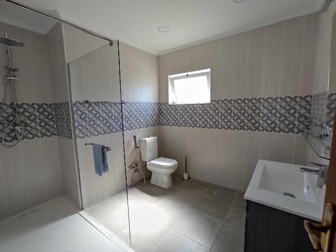 Family bathroom with shower . - Villa Quinta do Jolu . (Galleria fotografica) }}