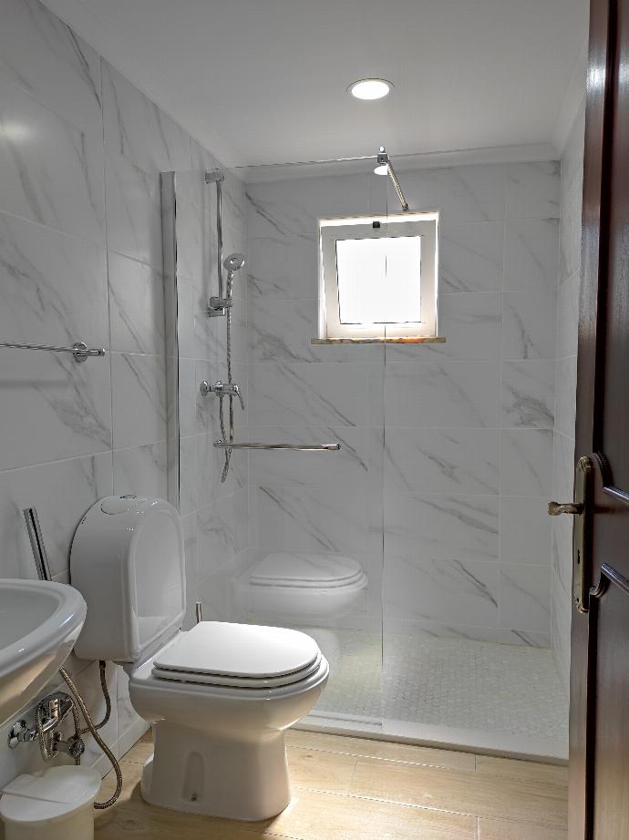 Family bathroom . - Villa Quinta do Jolu . (Photo Gallery) }}