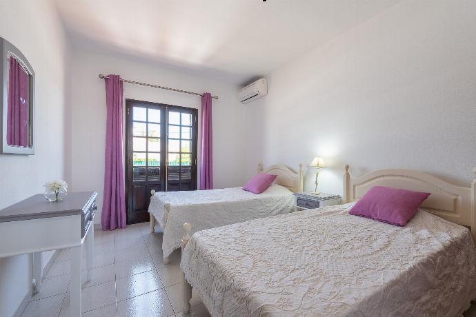 Twin bedroom with A/C  . - Villa Quinta do Jolu . (Galerie de photos) }}