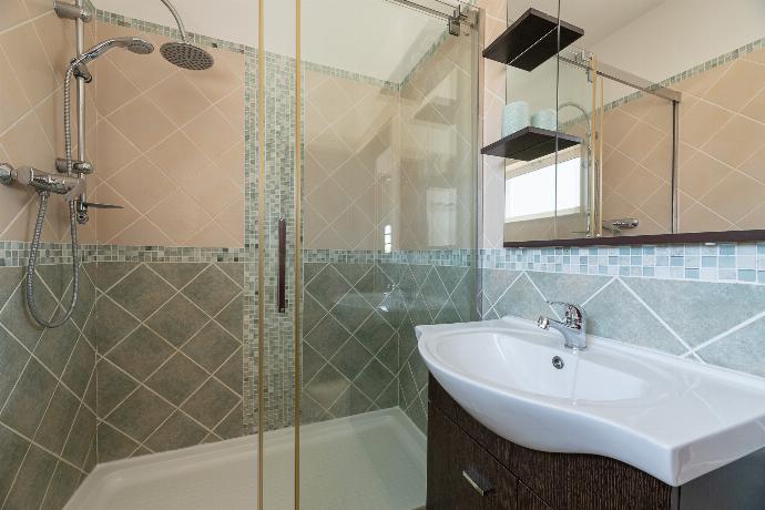 Family bathroom with shower . - Villa Quinta do Jolu . (Galleria fotografica) }}