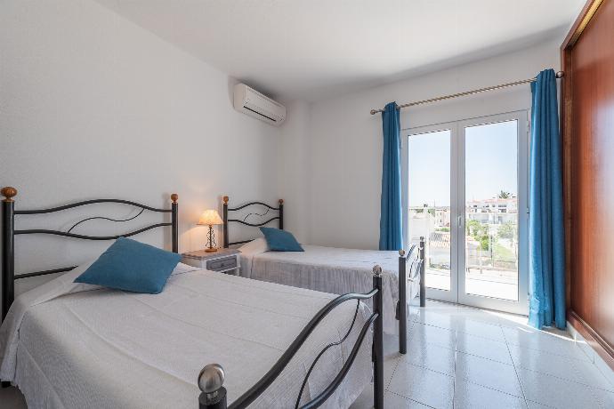 Twin bedroom with A/C and open access to the terrace . - Villa Quinta do Jolu . (Photo Gallery) }}