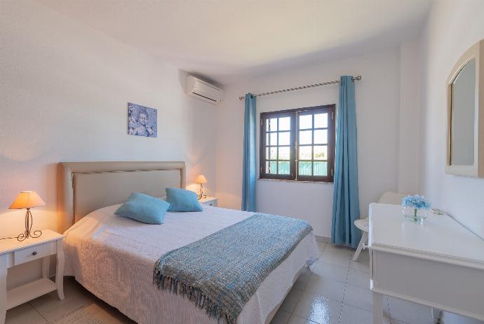 Double bedroom with A/C . - Villa Quinta do Jolu . (Photo Gallery) }}