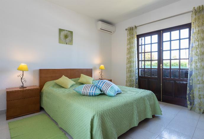 Double bedroom with A/C . - Villa Quinta do Jolu . (Galleria fotografica) }}