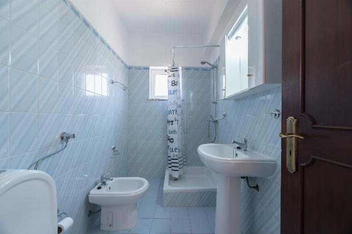 Family bathroom with shower . - Villa Quinta do Jolu . (Galerie de photos) }}