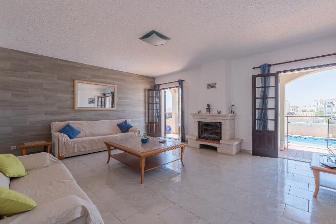 Living room with comfortable sofas, and open access to the terrace. . - Villa Quinta do Jolu . (Galleria fotografica) }}