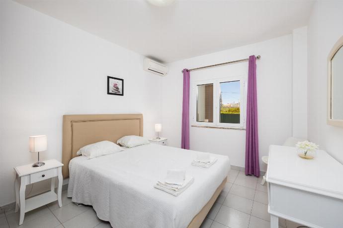 Double bedroom with A/C . - Villa Quinta do Jolu . (Galleria fotografica) }}