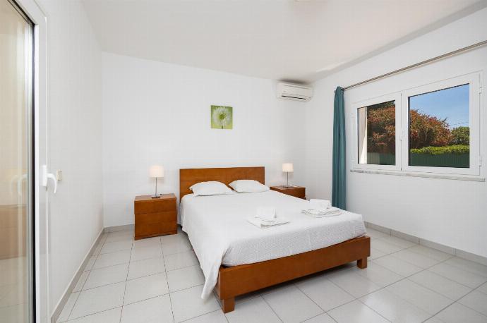 Double bedroom with A/C . - Villa Quinta do Jolu . (Galleria fotografica) }}