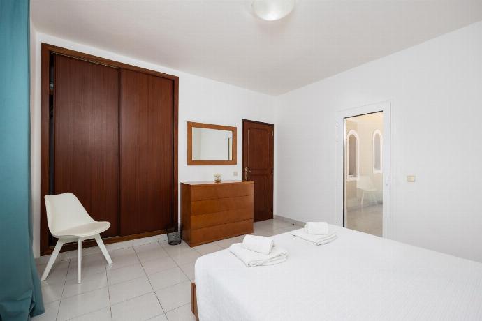 Double bedroom with A/C . - Villa Quinta do Jolu . (Photo Gallery) }}