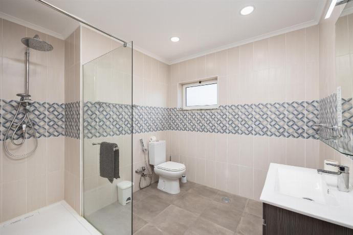 Family bathroom with shower . - Villa Quinta do Jolu . (Photo Gallery) }}