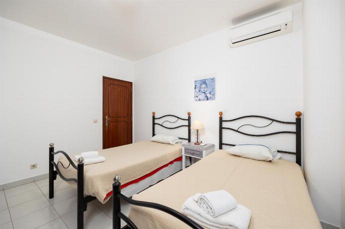 Twin bedroom with A/C . - Villa Quinta do Jolu . (Fotogalerie) }}