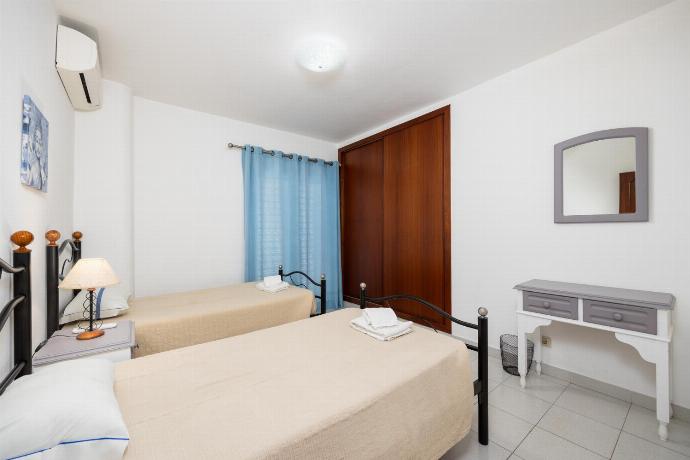 Twin bedroom with A/C . - Villa Quinta do Jolu . (Galleria fotografica) }}