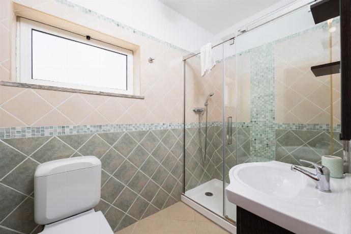 Family bathroom with shower . - Villa Quinta do Jolu . (Galleria fotografica) }}