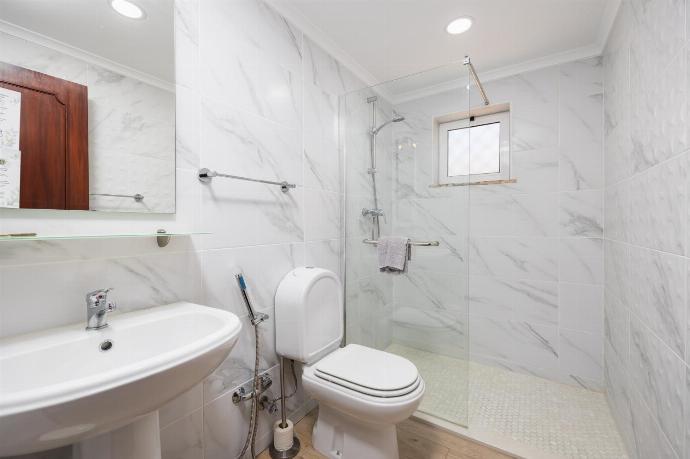 Family bathroom with shower . - Villa Quinta do Jolu . (Galleria fotografica) }}