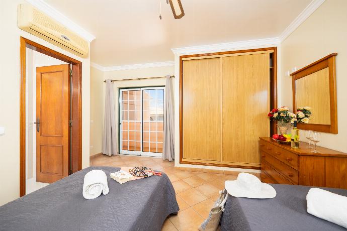 Twin bedroom with en suite bathroom and A/C . - Villa Santa Maria . (Photo Gallery) }}