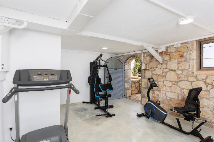 Shared gym area . - Stefania Villa Ena . (Galerie de photos) }}