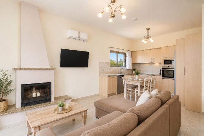 Open-plan living room with sofa, dining area, kitchen, ornamental fireplace, A/C, WiFi internet, and satellite TV . - Stefania Villa Ena . (Galería de imágenes) }}