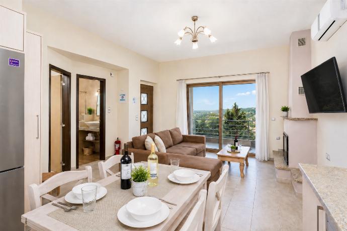 Open-plan living room with sofa, dining area, kitchen, ornamental fireplace, A/C, WiFi internet, and satellite TV . - Stefania Villa Ena . (Galería de imágenes) }}