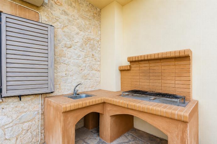 Terrace area with BBQ . - Stefania Villa Ena . (Galería de imágenes) }}
