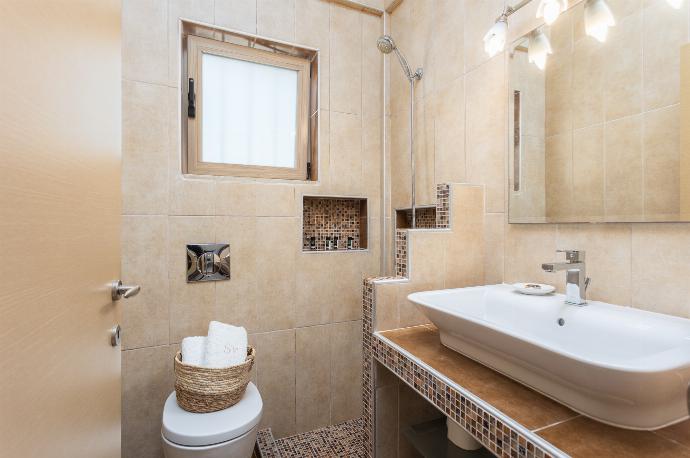 Family bathroom with shower . - Stefania Villa Dio . (Photo Gallery) }}