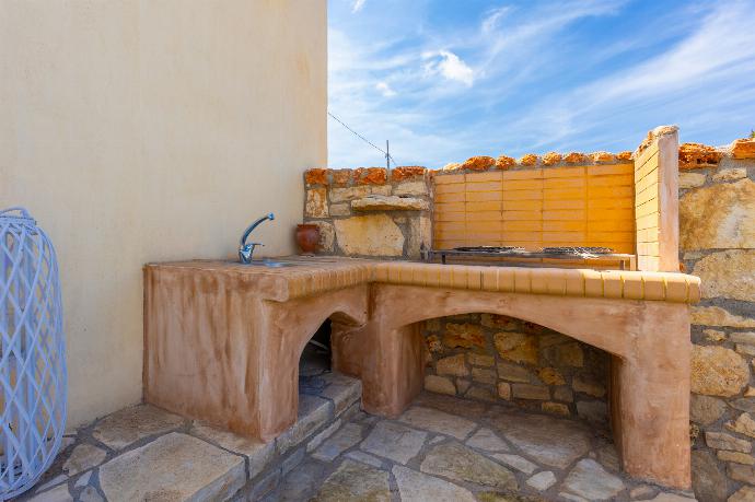 Terrace area with BBQ . - Stefania Villa Dio . (Fotogalerie) }}