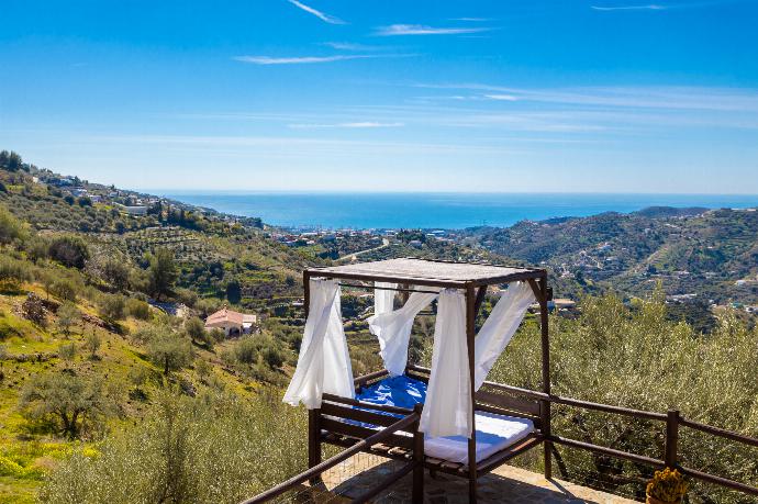 Terrace area with day bed . - Villa Cortijo El Amigo . (Galerie de photos) }}