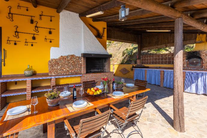 Terrace area with BBQ . - Villa Cortijo El Amigo . (Galerie de photos) }}