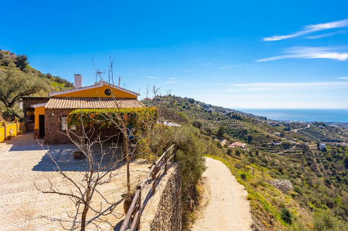 Private parking area . - Villa Cortijo El Amigo . (Galerie de photos) }}