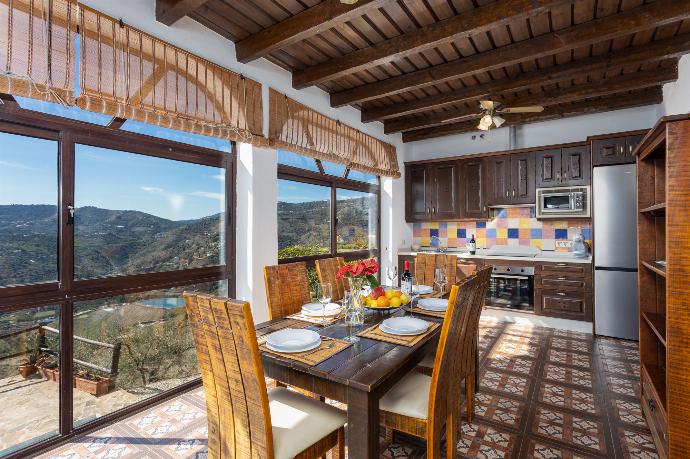 Open-plan living room with sofas, dining area, kitchen, ornamental fireplace, A/C, WiFi internet, satellite TV, and sea views . - Villa Cortijo El Amigo . (Fotogalerie) }}