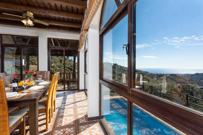 Open-plan living room with sofas, dining area, kitchen, ornamental fireplace, A/C, WiFi internet, satellite TV, and sea views . - Villa Cortijo El Amigo . (Fotogalerie) }}