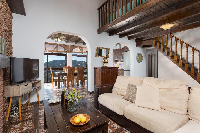 Open-plan living room with sofas, dining area, kitchen, ornamental fireplace, A/C, WiFi internet, satellite TV, and sea views . - Villa Cortijo El Amigo . (Galería de imágenes) }}