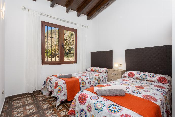 Twin bedroom . - Villa Cortijo El Amigo . (Galerie de photos) }}
