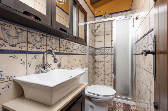 Family bathroom with shower . - Villa Cortijo El Amigo . (Galerie de photos) }}