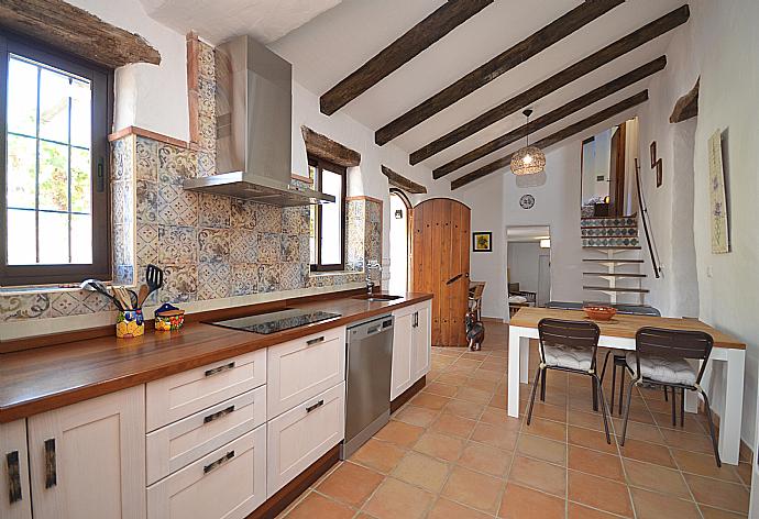 Equipped kitchen and dining area . - Villa Cortijo Mar . (Галерея фотографий) }}