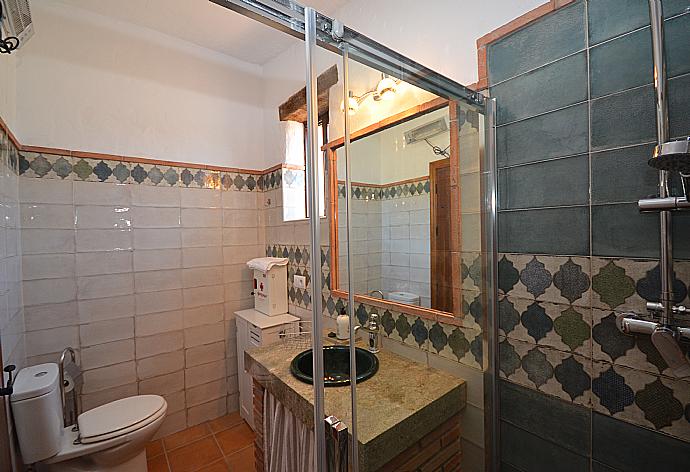 Family bathroom with shower . - Villa Cortijo Mar . (Galleria fotografica) }}