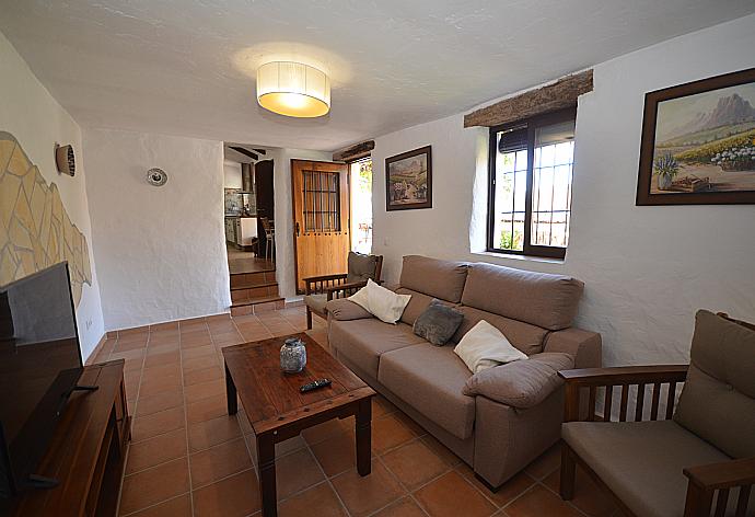 Living room with sofas and TV . - Villa Cortijo Mar . (Galerie de photos) }}