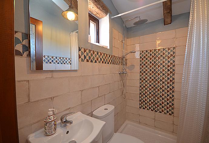 Family bathroom with shower . - Villa Cortijo Mar . (Galleria fotografica) }}