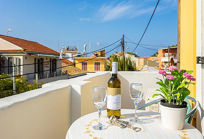 Balcony with village views . - Niki Studio Ena . (Galerie de photos) }}