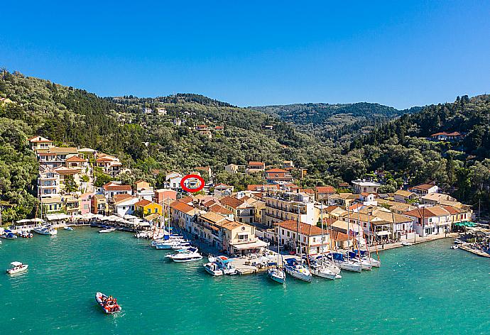 Aerial view of Lakka showing location of Niki Studio Ena . - Niki Studio Ena . (Fotogalerie) }}