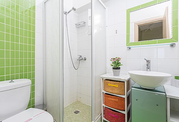 En suite bathroom with shower . - Niki Studio Ena . (Galerie de photos) }}