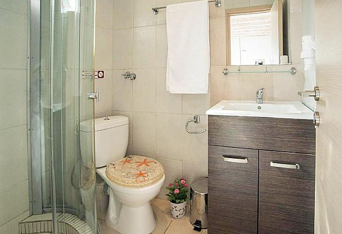 Family bathroom with shower . - Niki Studio Tria . (Photo Gallery) }}