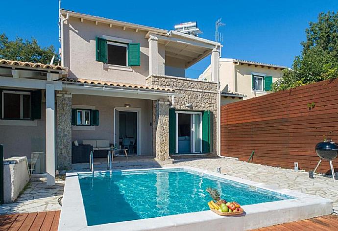 ,Beautiful villa with private swimming pool and sheltered area . - Villa George . (Fotogalerie) }}