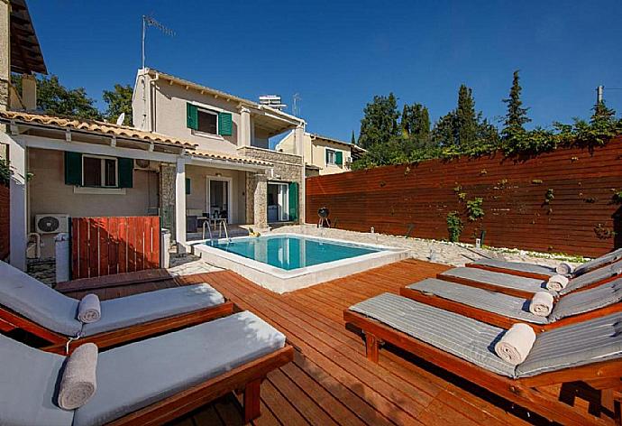Beautiful villa with private swimming pool and sheltered area . - Villa George . (Galería de imágenes) }}