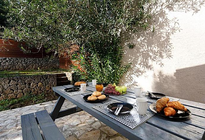 Outside dining area . - Villa George . (Photo Gallery) }}