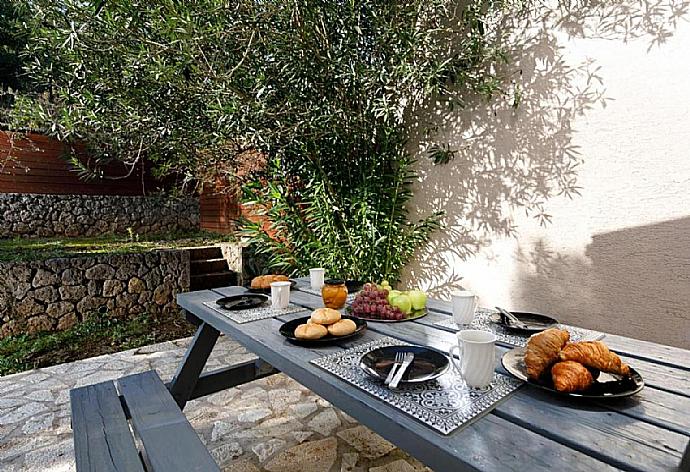 Outside dining area . - Villa George . (Fotogalerie) }}