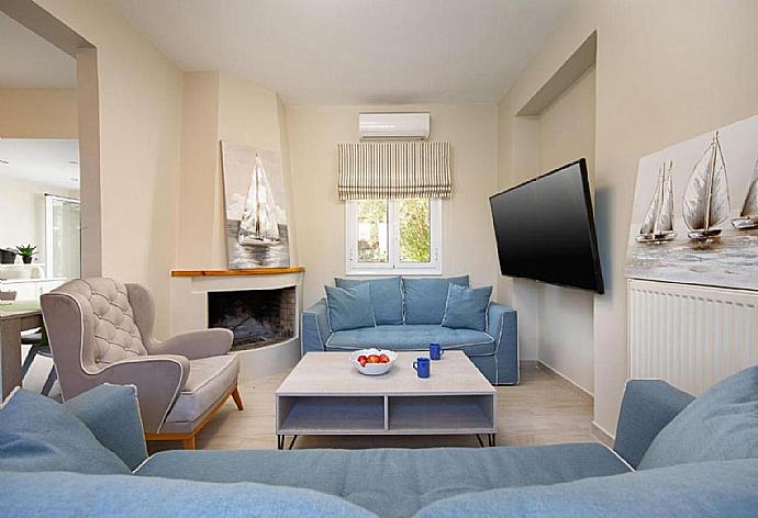 Living room with comfortable sofas, TV, A/C and ornamental fireplace . - Villa George . (Fotogalerie) }}