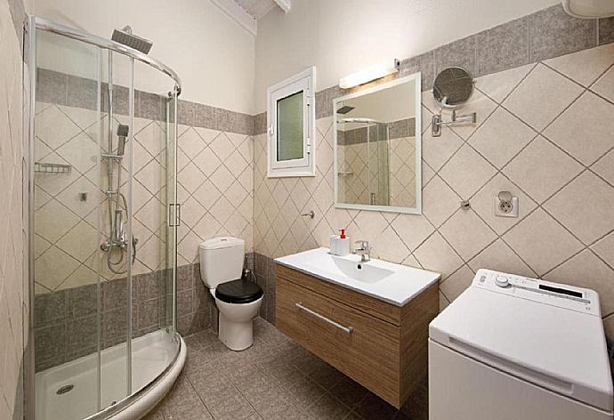 Bathroom with shower and toilet . - Villa George . (Photo Gallery) }}