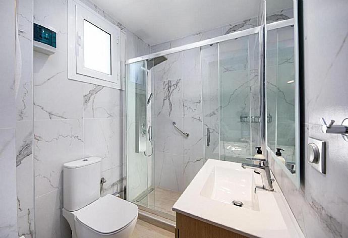 Bathroom with shower and toilet . - Villa George . (Photo Gallery) }}