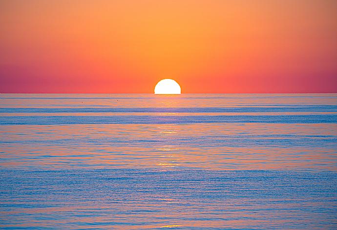 Costa del Sol sunset . - Villa Jardin . (Photo Gallery) }}