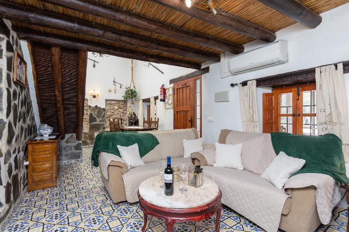 Living room with sofas, dining area, mezzanine, ornamental fireplace, A/C, WiFi internet, and satellite TV . - Villa Jardin . (Galleria fotografica) }}